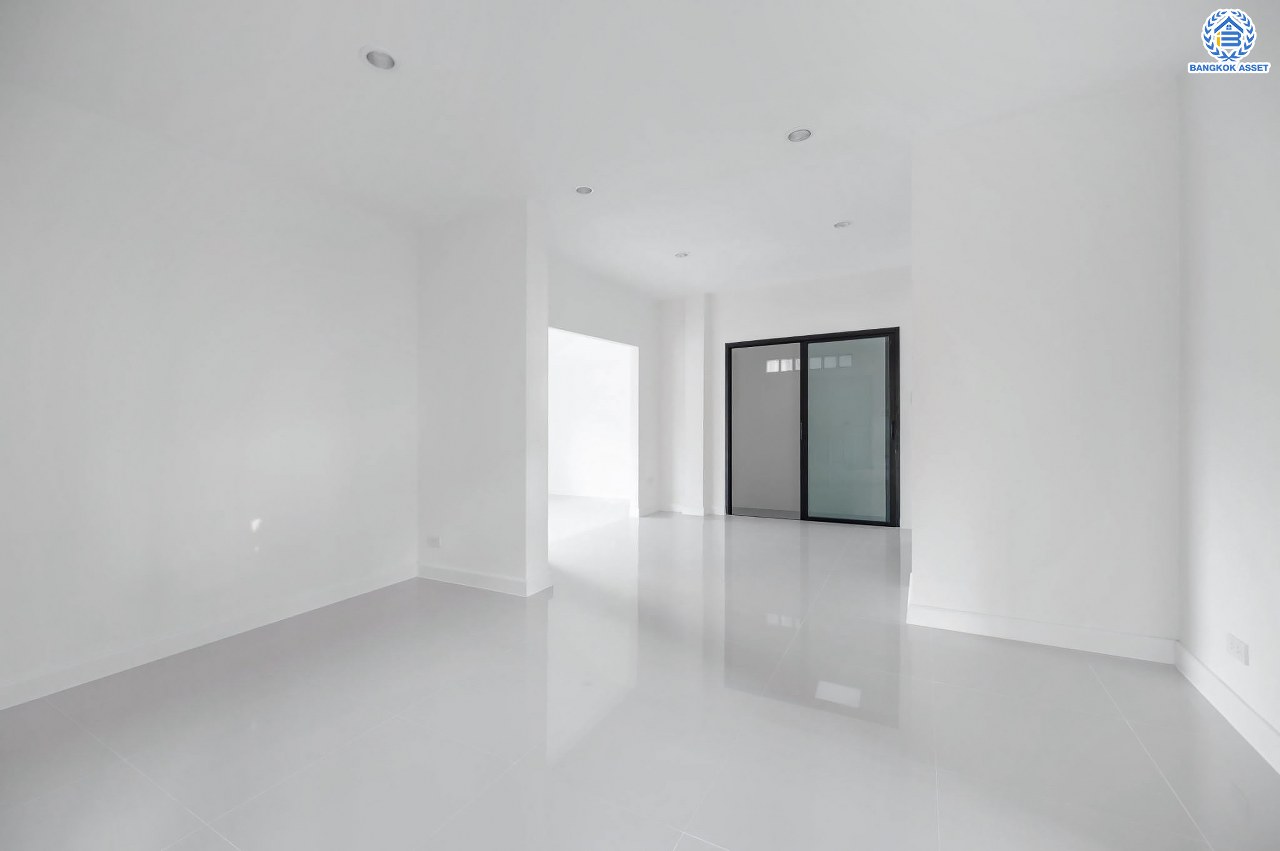 บ้านเดี่ยวมือสอง โครงการ ศศิธร บางบอน3 รองรับทุกความสุข เนื้อที่ 53.7 ตร.ว. ฟังก์ชัน 3 ห้องนอน 2 ห้องน้ำ 1 ห้องอเนกประสงค์ จอดรถได้ 2 คัน บนทำเลใกล้รถไฟฟ้าสายสีน้ำเงิน "สถานีหลักสอง" และจุดขึ้นทางด่วน "พระราม2" และ The Mall บางแค...